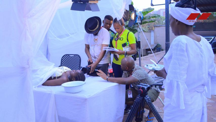 Explaining what is expected to the actor and crew
